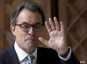 GRA078 BARCELONA, 14/10/2014.- El presidente de Cataluña, Artur Mas, al finalizar su comparecencia ante los medios de comuniciación hoy en el Palau de la Generalitat de Barcelona, en la que ha afirmado que su gobierno mantendrá la consulta soberanista del 9 de noviembre "con urnas y papeletas", pero en base a otro marco jurídico de "participación" ciudadana ya existente. Mas compareció hoy después de renunciar anoche a la consulta del 9N tal y como estaba establecida en el decreto aprobado para ese fin, que el Tribunal Constitucional de España suspendió por no cumplir con la legislación española. EFE/Alberto Estévez