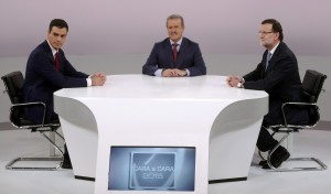 Spain's Prime Minister and ruling People's Party (PP) leader Mariano Rajoy (R) and Socialist leader Pedro Sanchez sit as host Manuel Campo Vidal (C) looks on at the start of a live televised debate in Madrid, Spain, December 14, 2015. REUTERS/Juan Medina