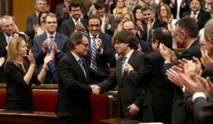 Puigdemont y Mas_aplaudidos