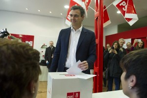 Sánchez vota en la consulta a las bases del PSOE