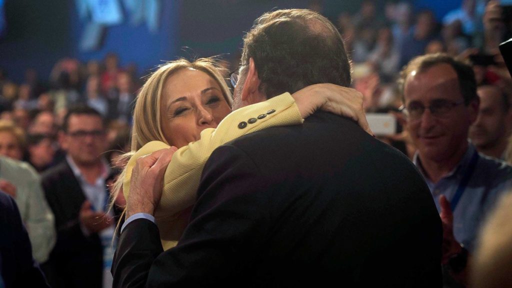 El abrazo de Rajoy a Cifuentes