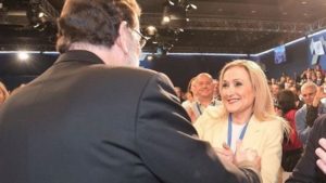 El abrazo de Rajoy a Cifuentes