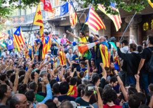 Merienda festiva en la puerta de la Consellería de Economía de la Generalitat el 20-S