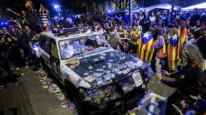 Merienda festiva en la puerta de la Consellería de Economía de la Generalitat el 20-S